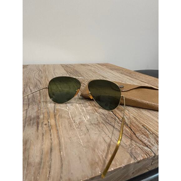 Vintage Ray-Ban Bausch & Lomb Aviator sunglasses with a gold frame - Picture 4 of 9